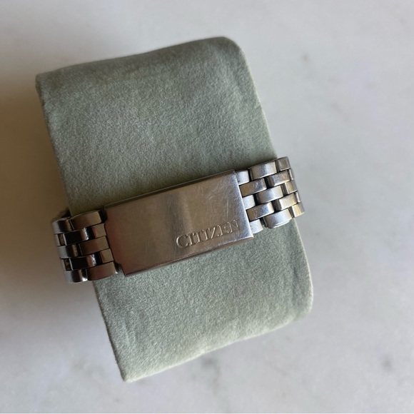 Citizen Quartz WR100 Watch Unisex - Picture 6 of 9